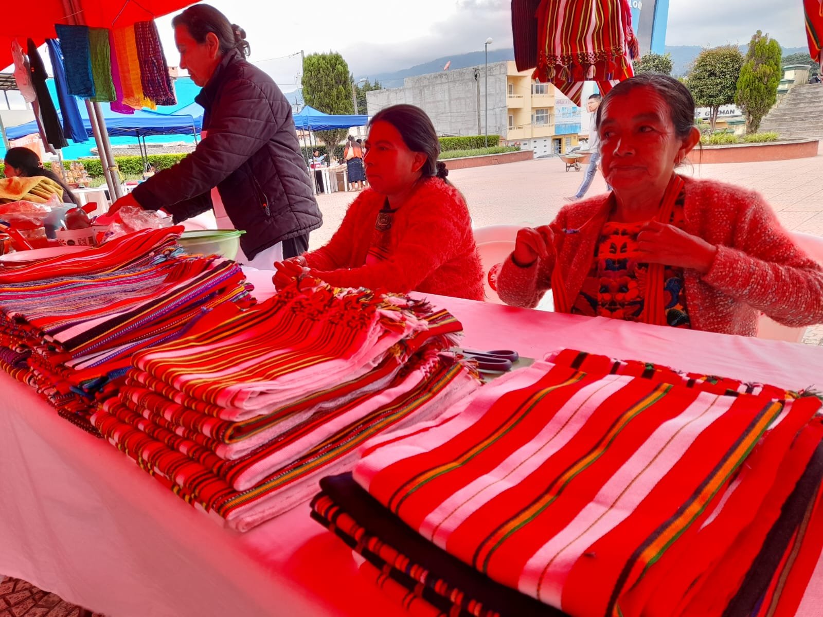  Tomasa Gómez, es acompañada por una hija durante la exposición de sus productos, señala que su madre de 85 años es quien arregla las orillas de cada perraje o servilleta, pues a su edad necesita sentirse productiva. Foto Mirna Alvarado 